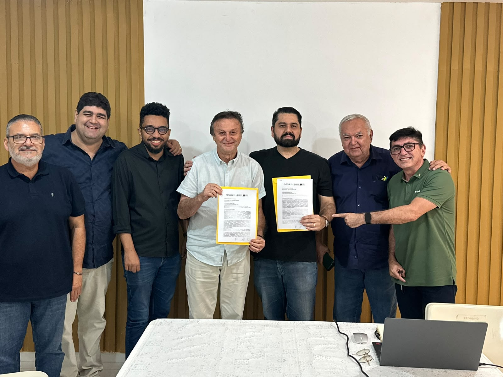 ADR Sertão Central participa da entrega de proposta para implantação do Curso Técnico em Manutenção Automotiva em Quixeramobim